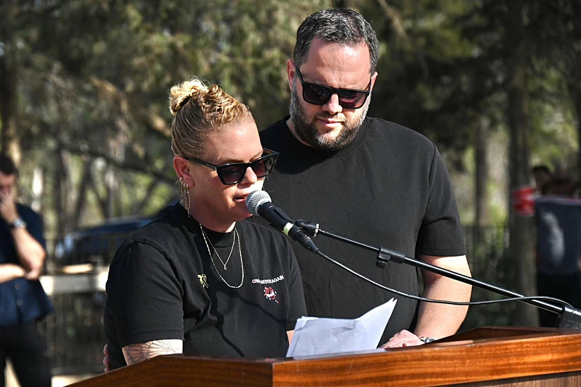 מור, בתו של מני גודארד, סופדת לו בהלווייתו