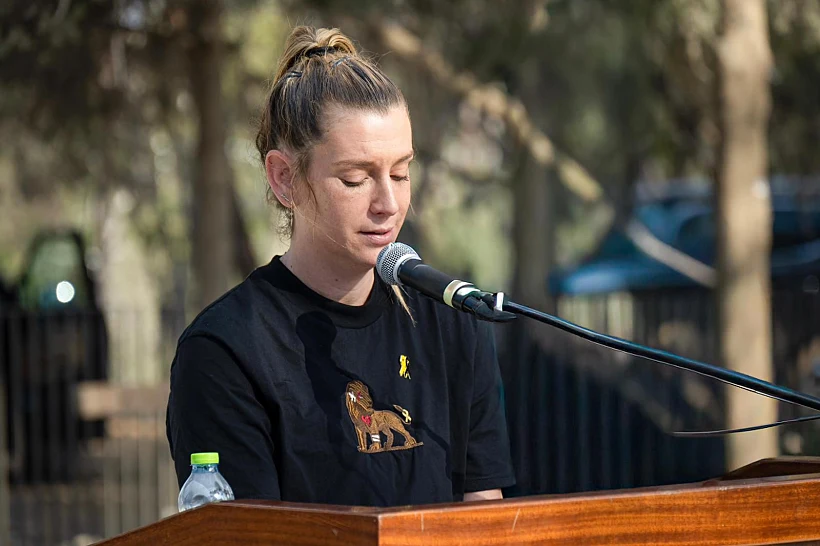 בר, בתו של מני גודארד, סופדת לו בהלווייתו