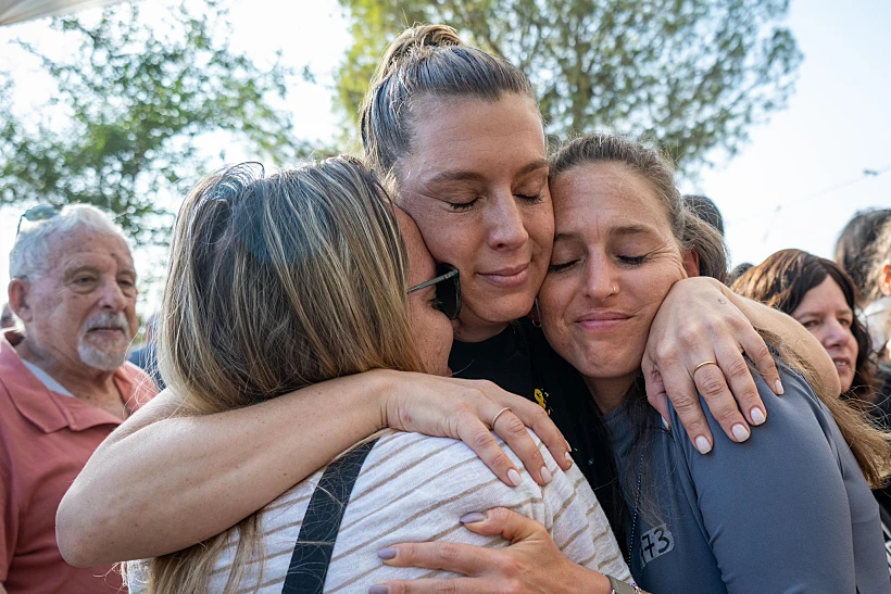 בר, בתו של מני גודארד, בהלווייתו בבארי עם שורדת השבי דורון שטיינברכר ואחותה ימית אשכנזי