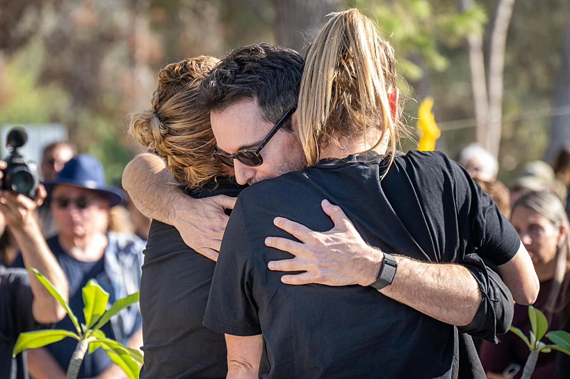 עברי לידר עם בנותיו של מני גודארד בהלווייתו