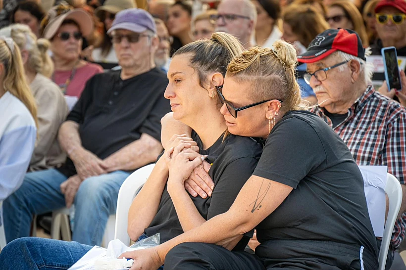 בנותיו של מני גודארד בהלווייתו