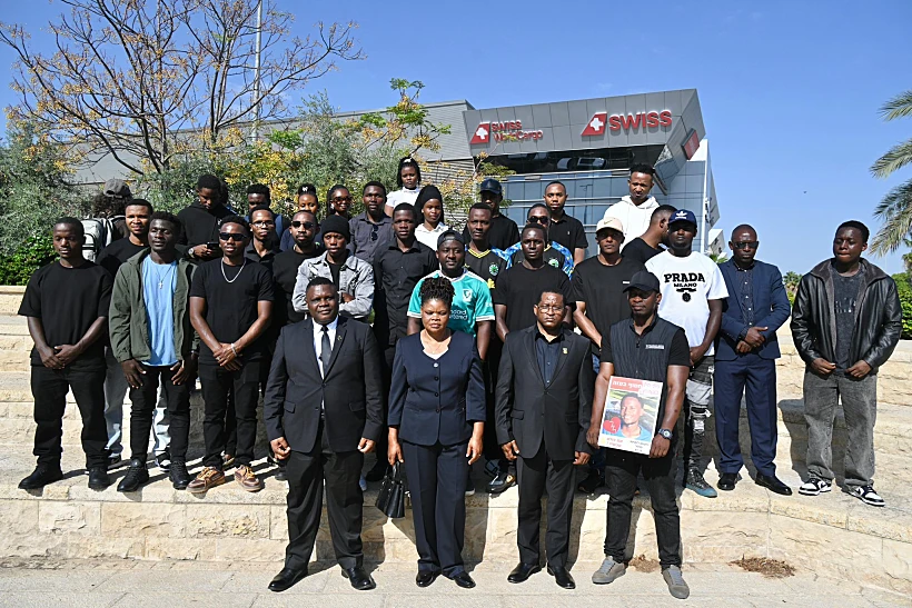 חבריו של ג'ושוע לואיטו מולל מטנזניה יחד עם שגריר טנזניה בישראל