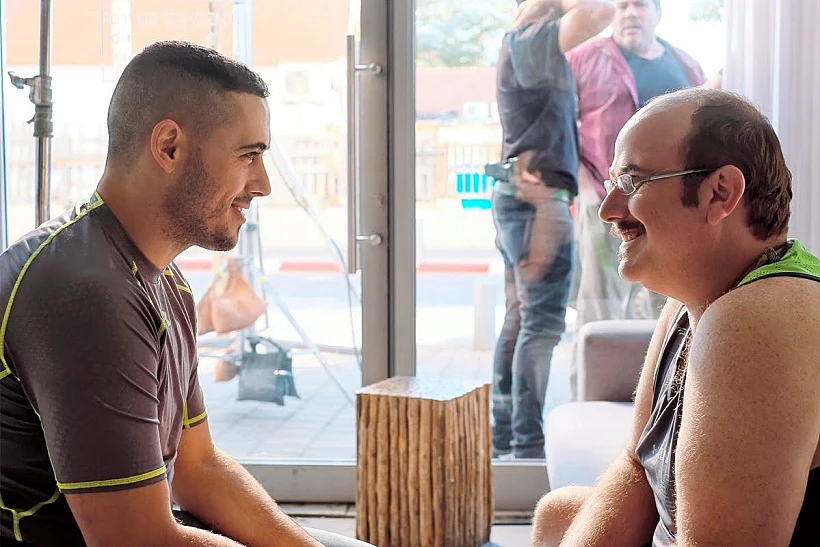 אסף בן שמעון (משמאל) ב"לצערי אני אוהבת אותך"