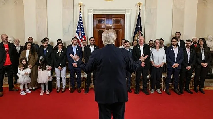 טראמפ במפגש עם שורדי שבי בבית הלבן