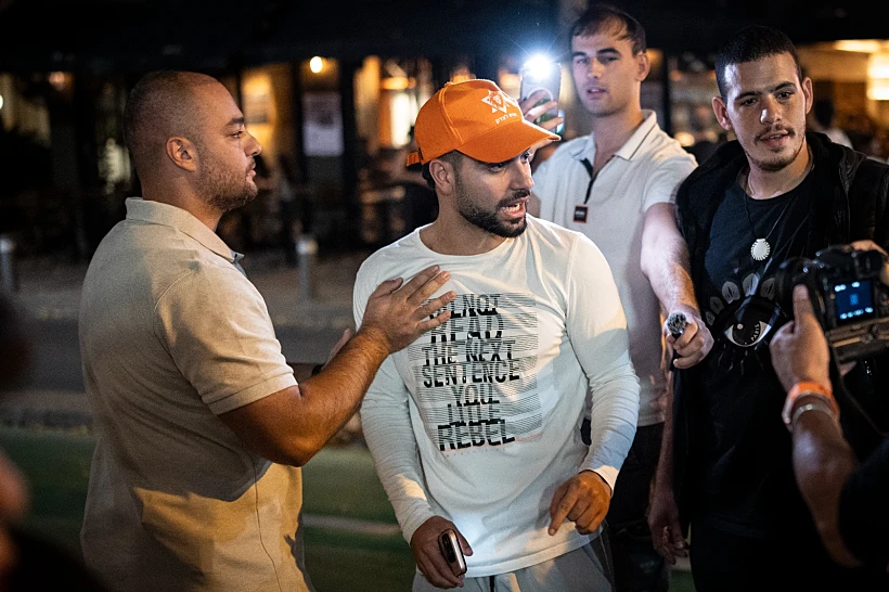 פעיל הימין מרדכי דוד בהפגנה בהבימה