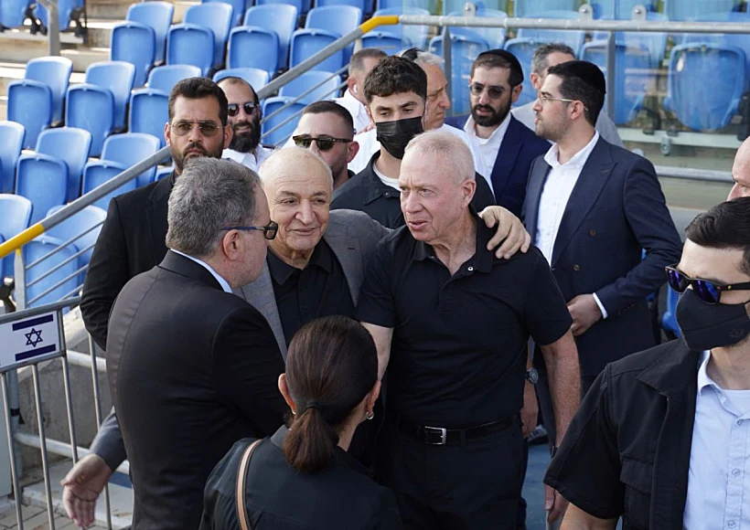 יואב גלנט ויצחק תשובה בטקס האשכבה למרים פיירברג באצטדיון נתניה