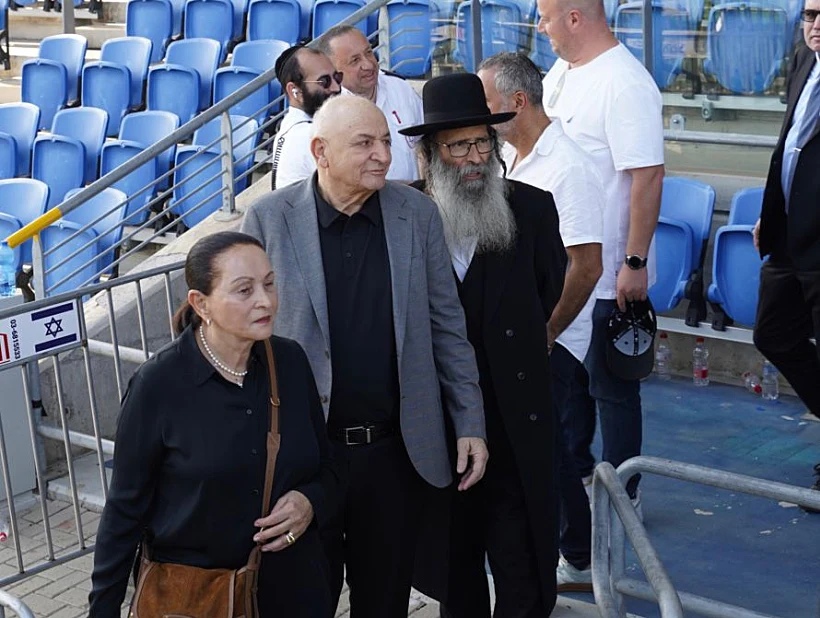 יצחק תשובה בטקס האשכבה למרים פיירברג באצטדיון נתניה