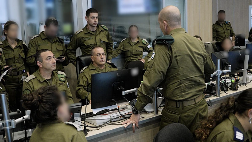 הרטמכ"ל זמיר עם ותא"ל ישראל שומר בבור בקריה במהלך התקיפה בדאחייה