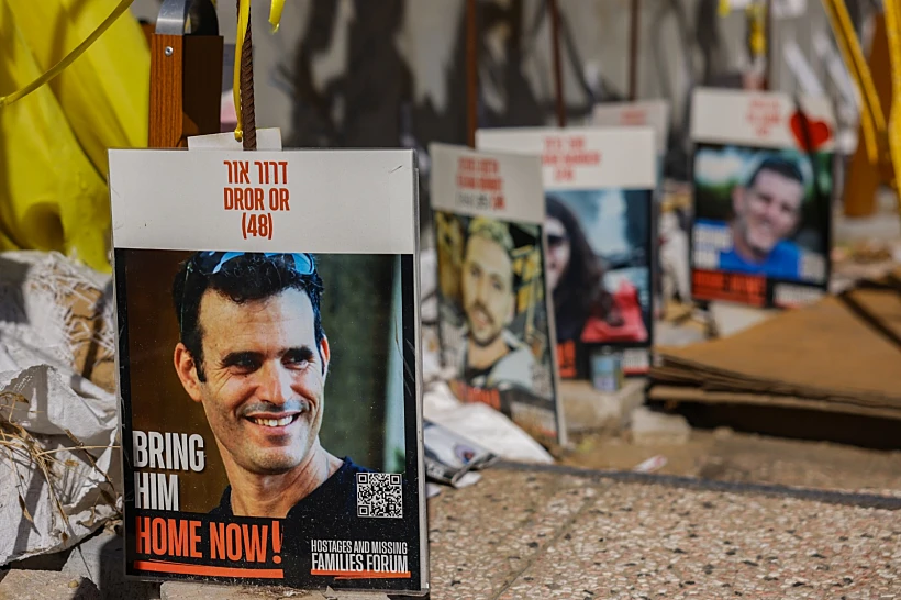 תמונתו של דרור אור בכיכר החטופים