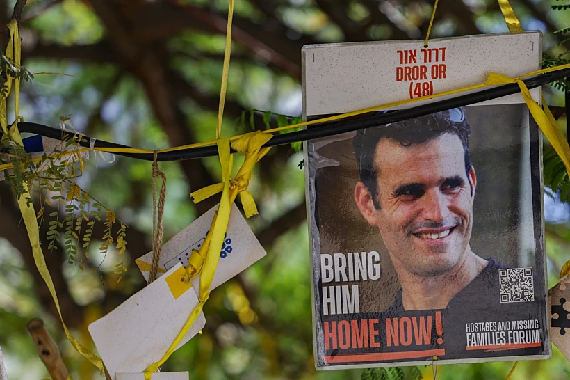 תמונתו של דרור אור בכיכר החטופים