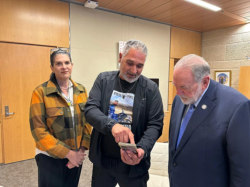 שגריר ארה"ב בישראל עם הוריו של רן גואילי