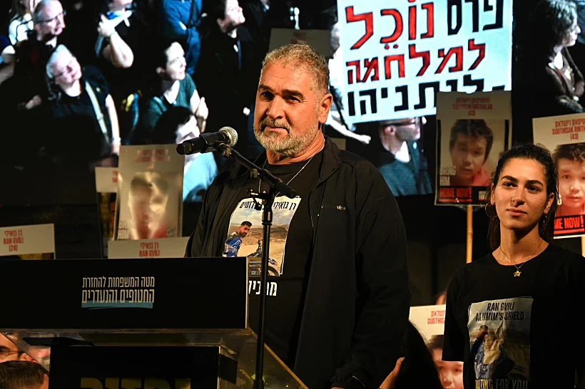 איציק, אביו של רן גואילי, הערב בכיכר החטופים