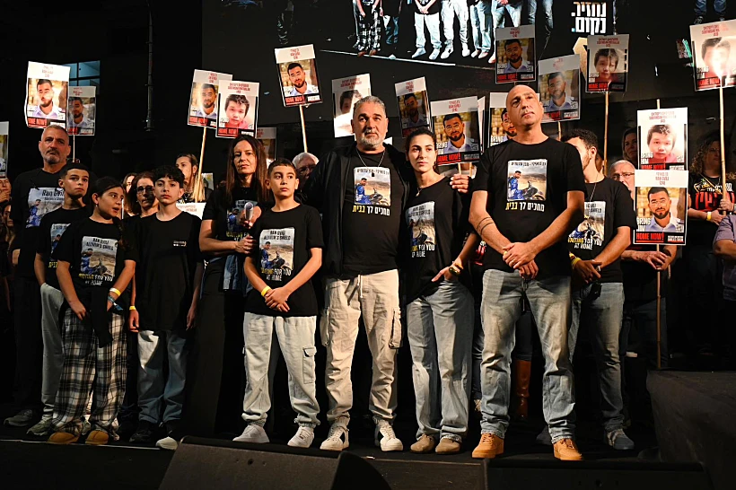 משפחתו של רן גואילי בכיכר החטופים