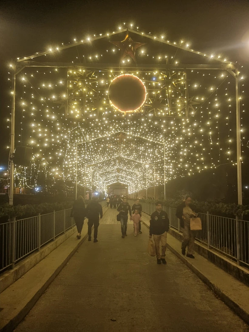 שער הכניסה החגיגי לשוק הכריסמס בכפר קאלופאנאיוטיס