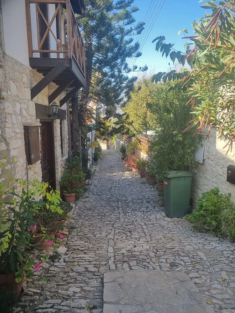 הסמטאות הציוריות בכפרי הכריסמס של קפריסין