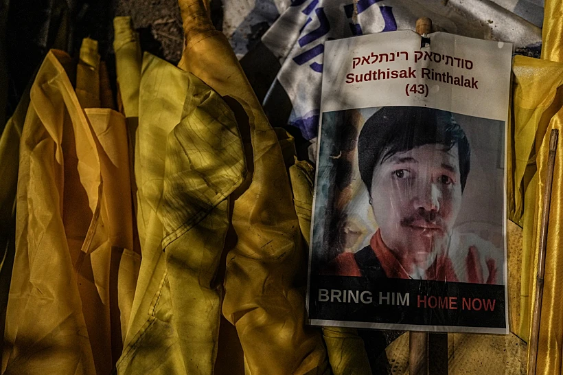 תמונתו של סותטיסאק רינטלאק בעצרת למען החטופים מחוץ לשדרות