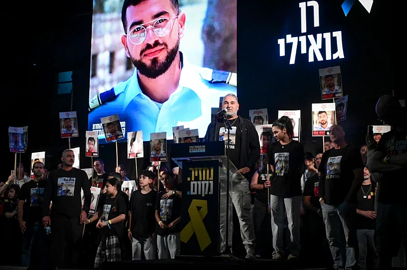תמונתו של רן גואילי בעצרת בכיכר החטופים