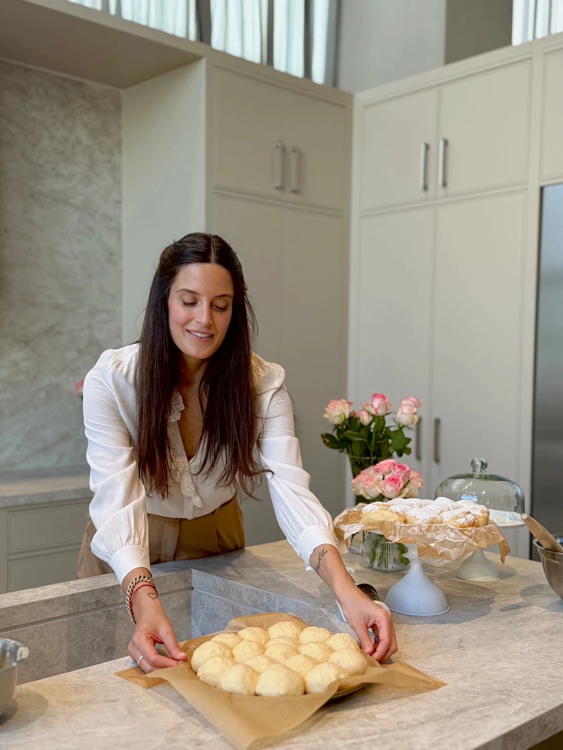 עדי שילון בצילומים ל"אביבי מטבחים"