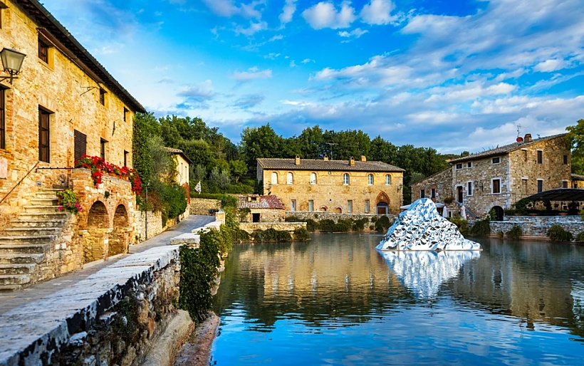 בריכת מים טרמיים במרכז הכפר Bagno Vignoni - בגנו ויניוני