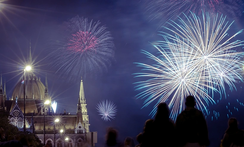 זיקוקי שנה חדשה מעל בניין הפרלמנט בבודפשט