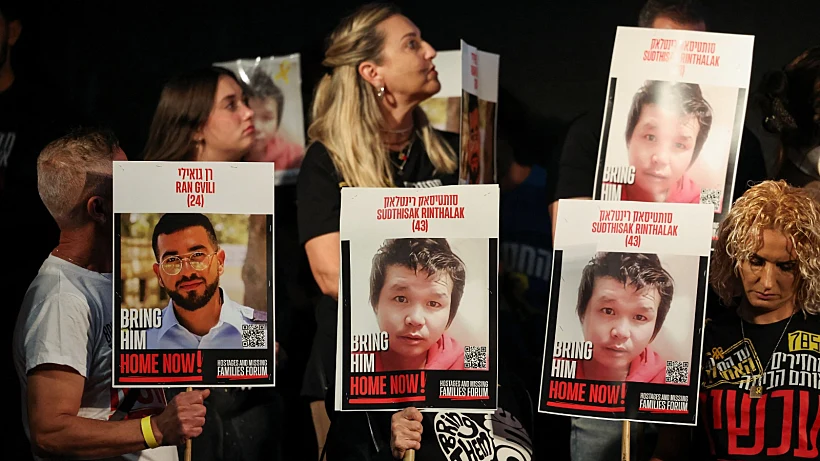 תמונתו של סותטיסאק רינטלאק בהפגנה בתל אביב