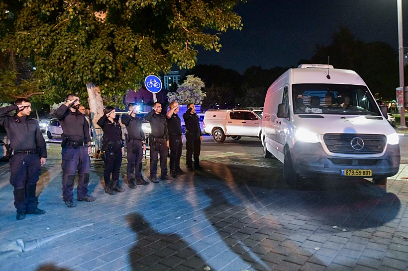 ארונו של החלל החטוף סותטיסאק רינטלאק מגיע למכון לרפואה משפטית