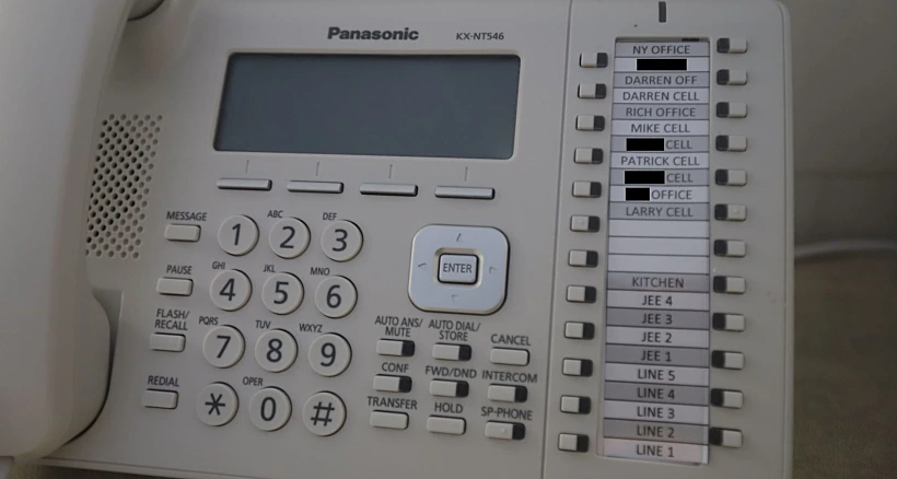 טלפון באחוזתו של ג'פרי אפשטיין ב-"אי הפדופילים"