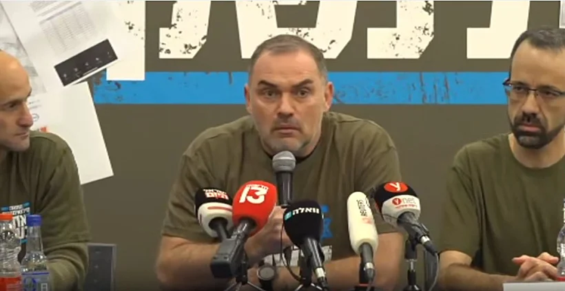 אל"ם גרמן גילטמן במסיבת עיתונאים של "אחים לנשק"