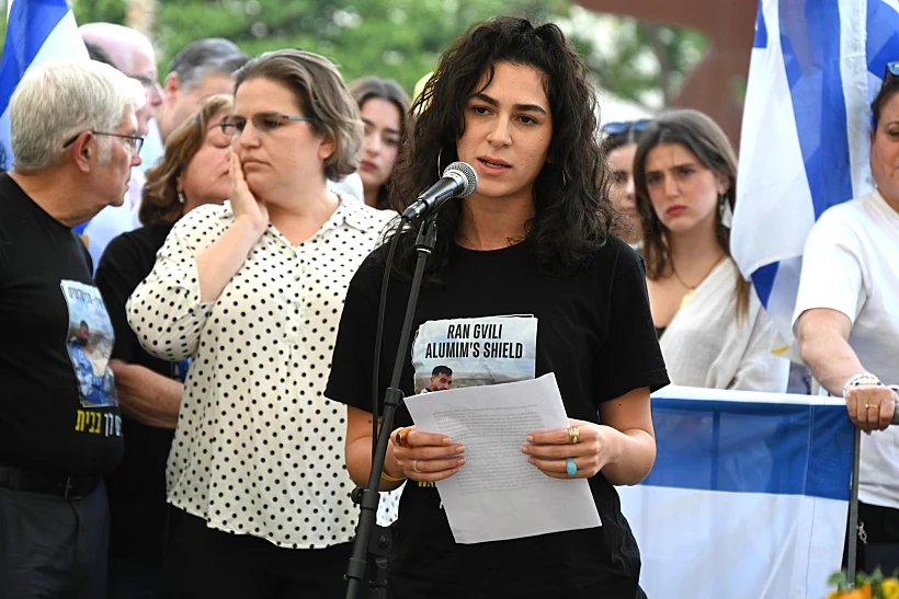 שירה, אחותו של רן גואילי, בקבלת השבת בכיכר החטופים