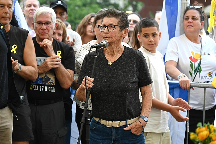 יוכבד ליפשיץ בכיכר החטופים
