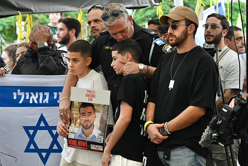 מחכים לרן גואילי בכיכר החטופים