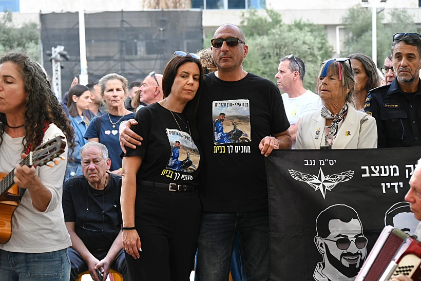 זיו וקרן ציוני, דודו ודודתו של רן גואילי, בכיכר החטופים