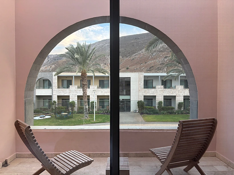 מרפסת החדר אל מול מצוק הארבל במלון מגדלה