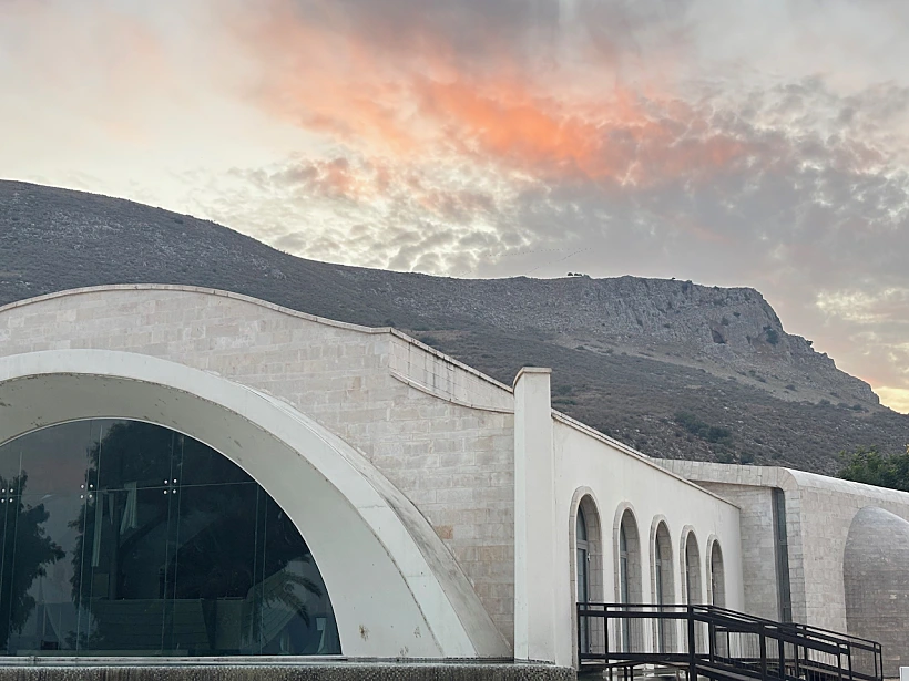 המרכז הרוחני בשקיעה על רקע מצוק הארבל במלון מגדלה