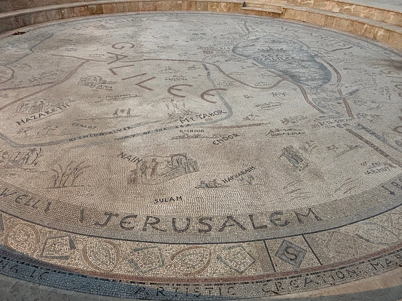 הפסיפס בקצה הגן במלון מגדלה