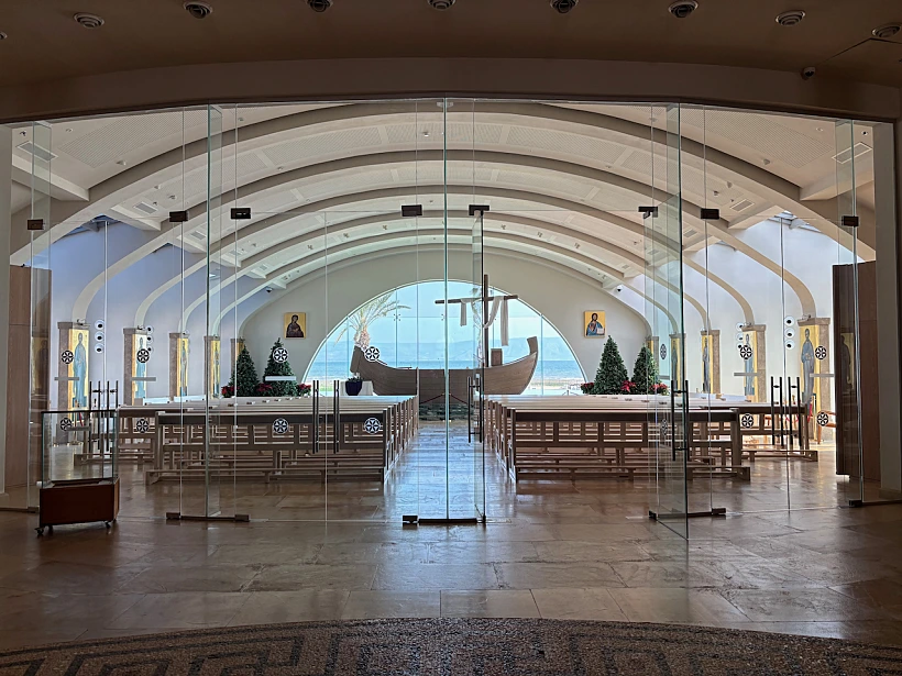 המרכז הרוחני, מבט מהמבואה לחלל המרכזי ולכנרת במלון מגדלה