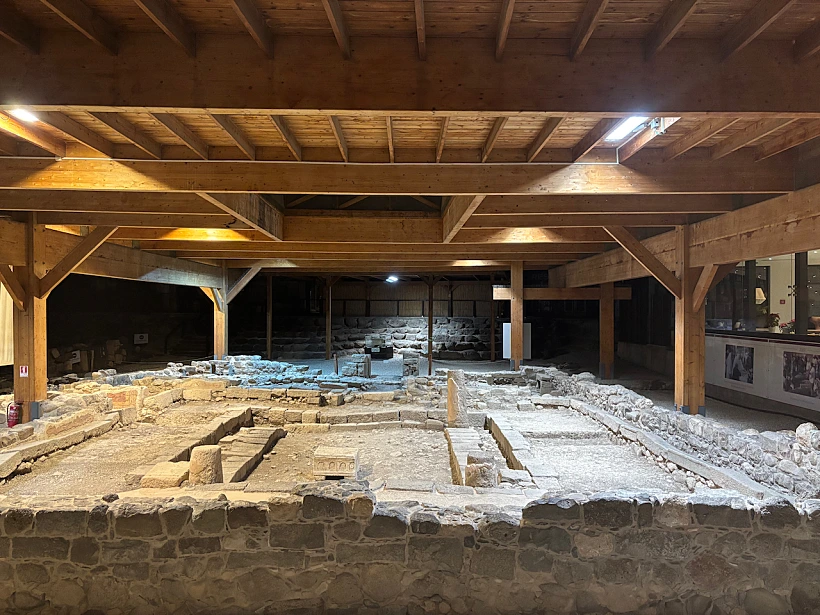 בית הכנסת העתיק משתקף מחלונות מלון מגדלה