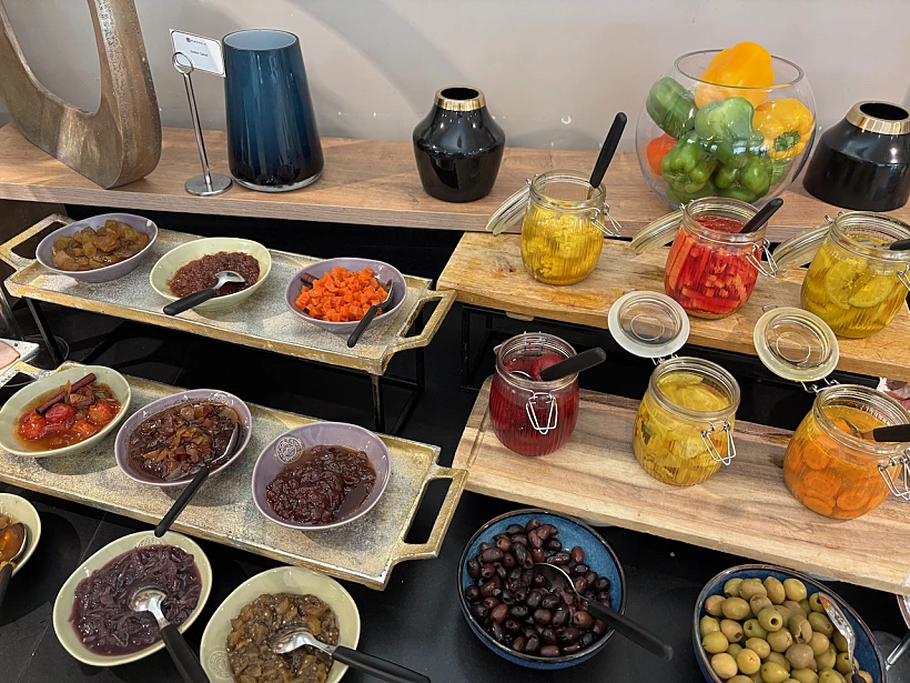 מזנון ארוחת הבוקר במלון מגדלה