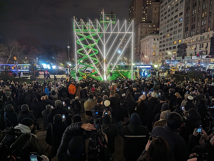 חנוכיית ענק של חבד במנהטן Grand Army Plaza חנוכייה בניו יורק
