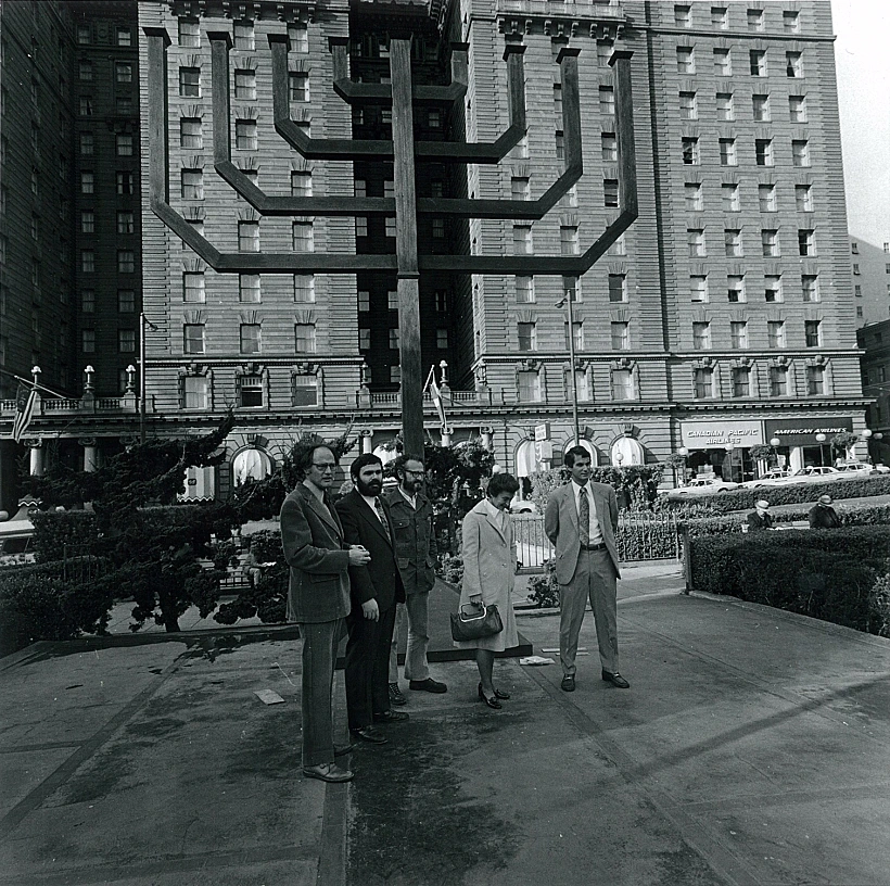 Bill Graham Menorah In 1975 רב חב"ד, חיים דריזין, ליד חנוכייה ציבורית בניו יורק בשנת 1975