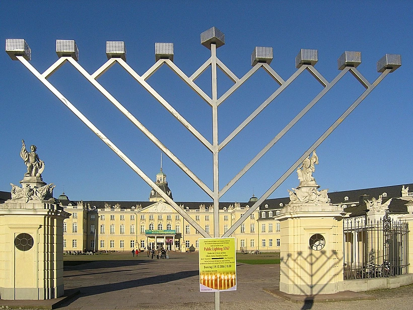 חנוכייה של חב"ד בפתח ארמון Karlsruhe בגרמניה
