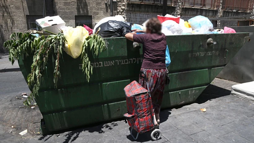 עוני, דו"ח העוני, עניים, עני, ענייה, אישה מחטטת בפח זבל