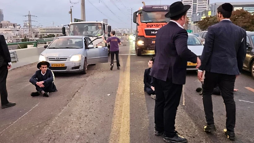 חרדים חוסמים את הכביש במחלף גהה