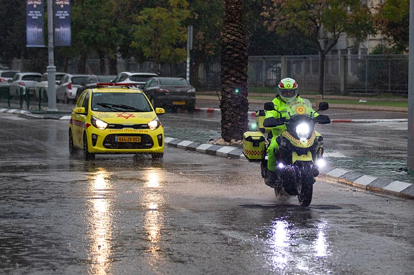 צוותי מד"א בשיטפון