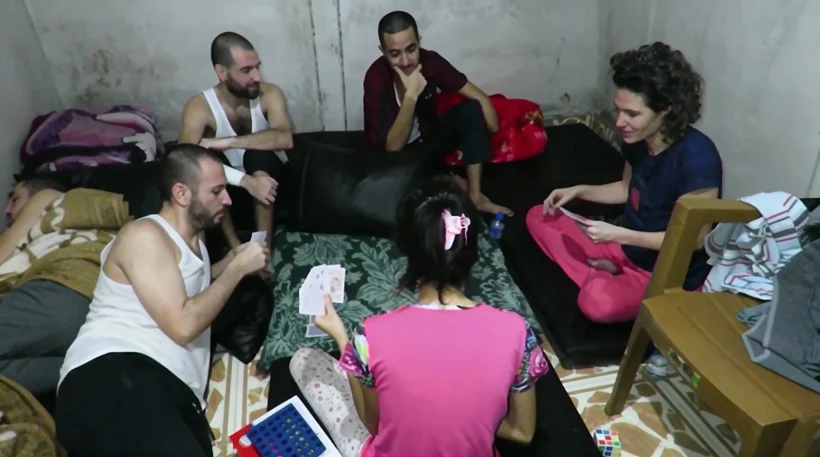 הירש גולדברג-פולין, עדן ירושלמי, אורי דנינו, אלכס לובנוב, אלמוג סרוסי וכרמל גת משחקים קלפים במנהרה