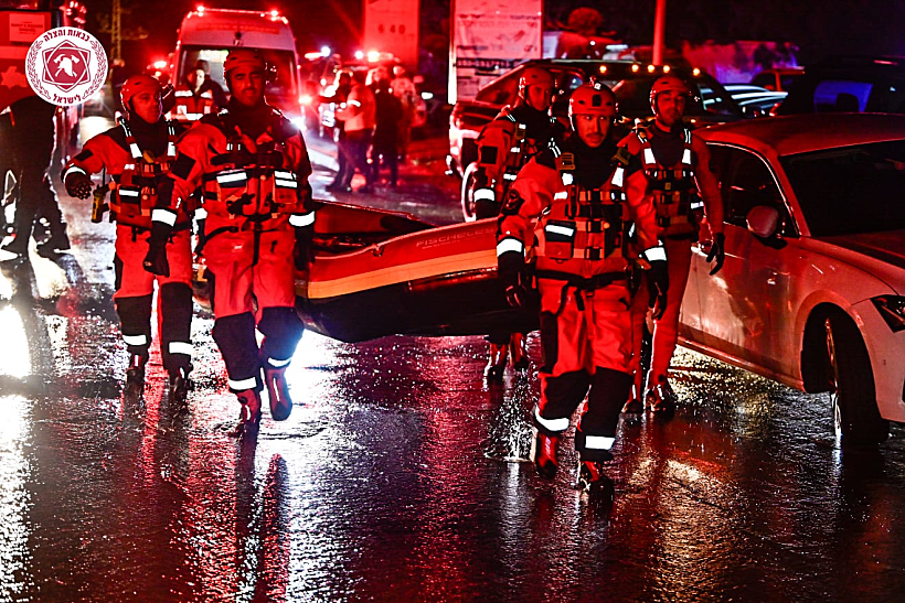 חילוץ תושבים מהצפות