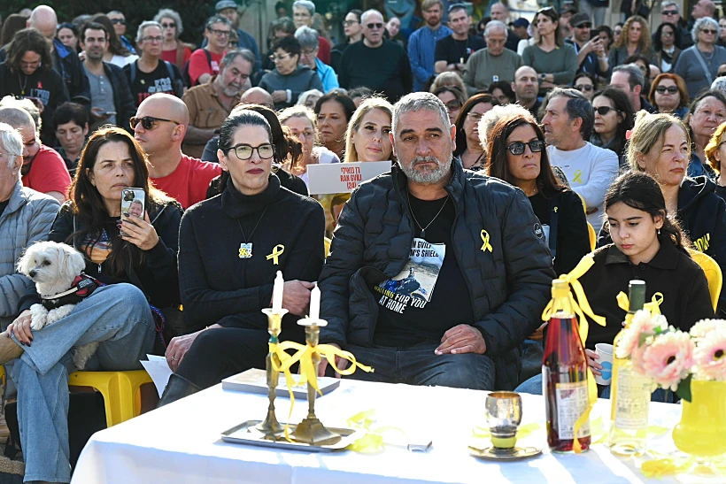 הוריו של רן גואילי בכיכר החטופים בת"א