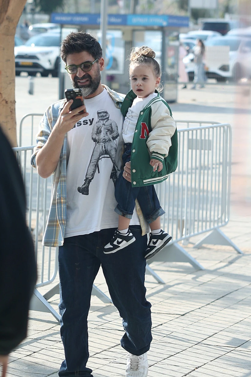 רותם כהן עם בנם אדור דוד