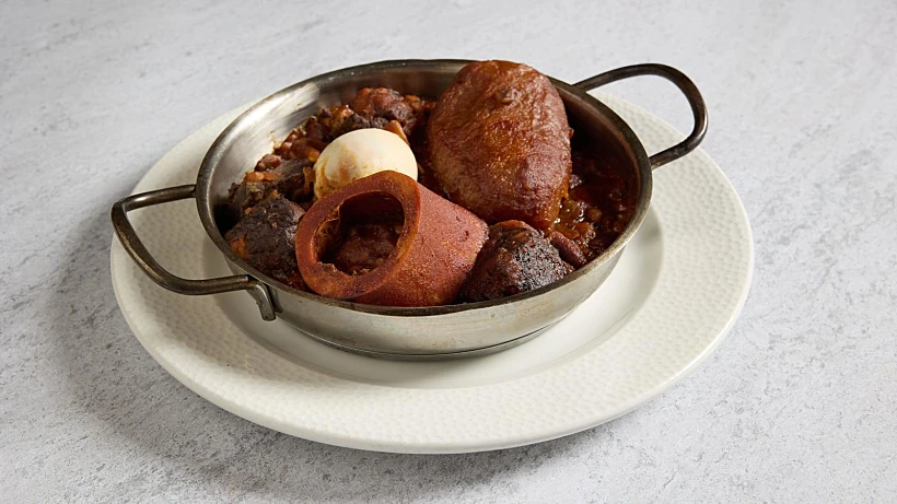 צ'ולנט יהודי מסורתי במסעדת יוליה