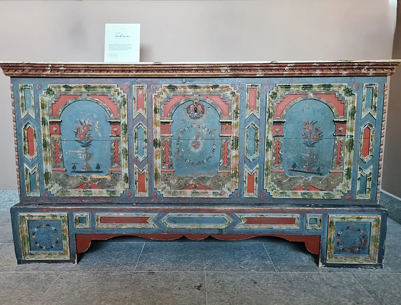 שידה עם עיטורים לאדיניים